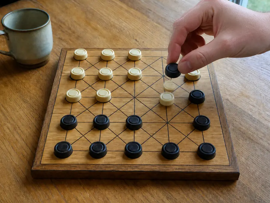 Alquerque AI play with difficulty settings, hints, undo, and replay